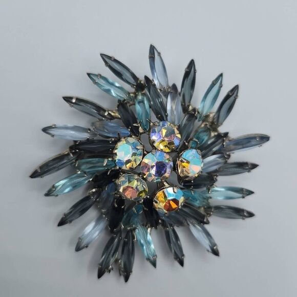 Vtg Unsigned Swirl Round Floral Burst Glass & AB Rhinestone Brooch Blue Gray OS - Picture 4 of 9
